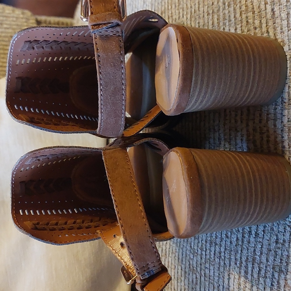 Universal Thread Heels - Picture 4 of 7